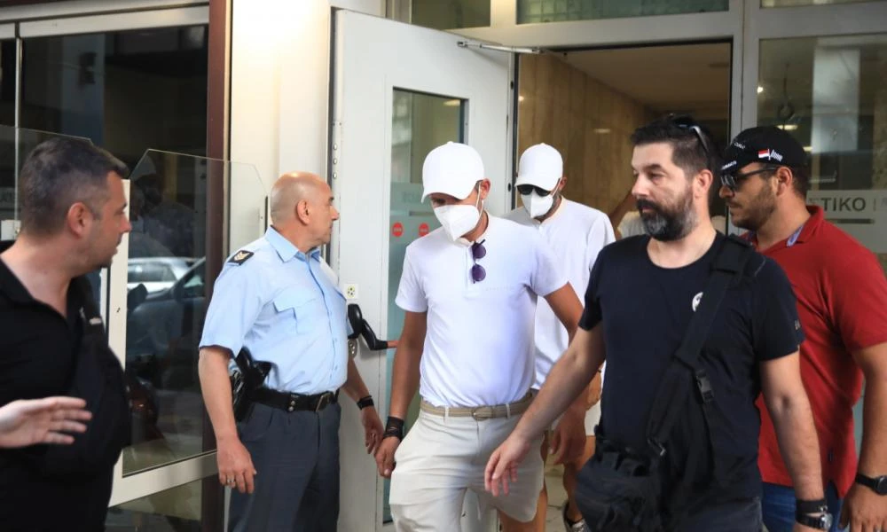 Προσωρινά κρατούμενοι πλοίαρχος και υποπλοίαρχος της θαλαμηγού «Περσεφόνη» για τηφωτιά στην Ύδρα